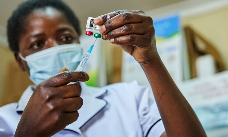 Gana, R21 adı verilen yeni sıtma aşısını onaylayan ilk ülke oldu. Aşıyı geliştiren bilim insanları aşıyı, “dünyayı değiştirebilecek” bir çalışma olarak nitelendiriyor.