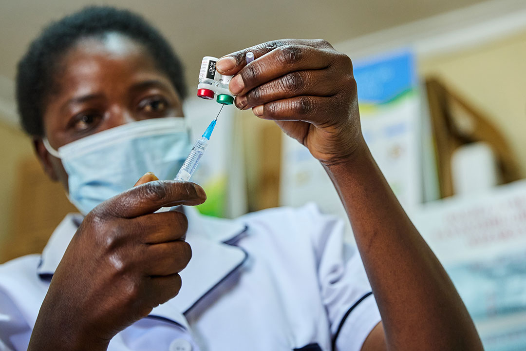 Gana, R21 adı verilen yeni sıtma aşısını onaylayan ilk ülke oldu. Aşıyı geliştiren bilim insanları aşıyı, “dünyayı değiştirebilecek” bir çalışma olarak nitelendiriyor.