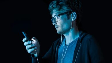 Uzmanlar iPhone kullanıcılarını cihazlarında çok yüksek sesle müzik dinlemeleri konusunda uyardı.