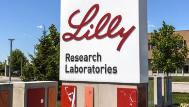 Eli Lilly ilaç şirketi, üçüncü faz çalışmalarını tamamladığı "donanemab" ilacının Alzheimer hastalığının ilerlemesini üçte bir oranda yavaşlattığını açıkladı.