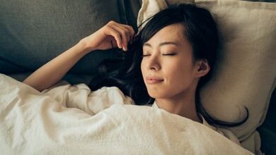 Uyku sağlıklı bir beden için büyük öneme sahiptir. Bu sebeple sağlıklı uykunun kaç saat olması gerektiği çoğu zaman merak edilir. Son olarak Japon hükümeti ise yetişkinlere 6 saatten az uyumayın çağrısında bulundu.