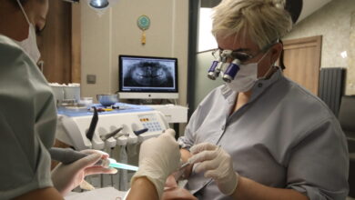 Diş Hekimi Güzin Kırsaçoğlu ise diş gıcırdatmanın stres ile açıklarken yüzü daha hızlı yaşlandırdığını belirtti.