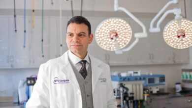 New York'ta dünyanın ilk göz nakli ameliyatı yapıl Aaron James ve nakil ameliyatını yapan Dr. Eduardo Rodriguez