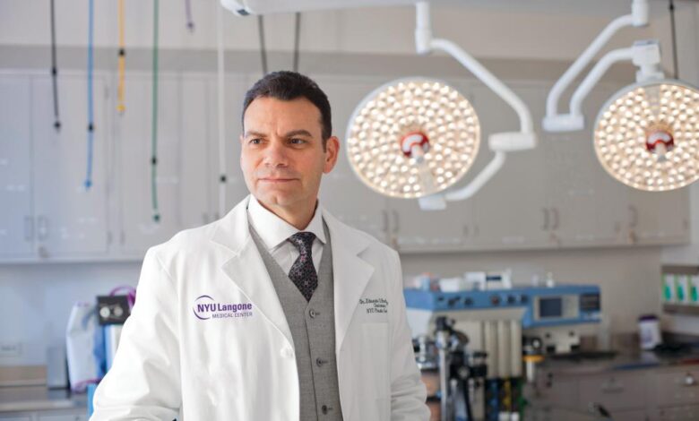 New York'ta dünyanın ilk göz nakli ameliyatı yapıl Aaron James ve nakil ameliyatını yapan Dr. Eduardo Rodriguez