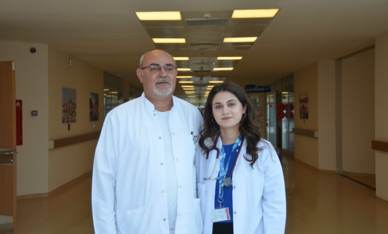 Dr. Adalet Akdemir ile Dr. Işıl Akdemir, İnegöl Devlet Hastanesi’nde birlikte şifa dağıtıyor.