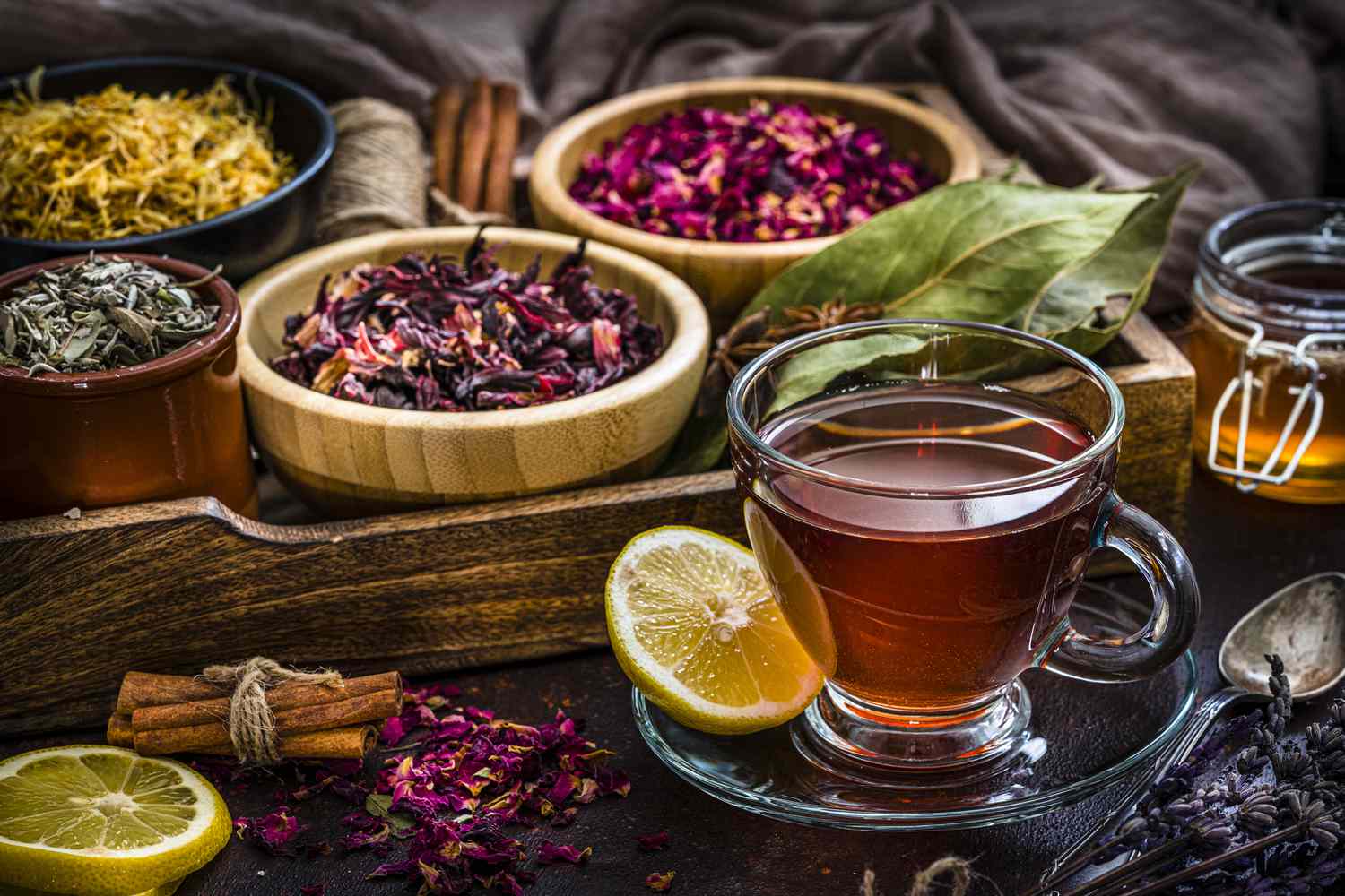 Bitki çayları doğru tüketildiğinde şifa kaynağı olsa da yanlış şekilde hazırlanması ciddi sağlık sorunlarına yol açıyor. Peki, bitki çayı nasıl hazırlanır?