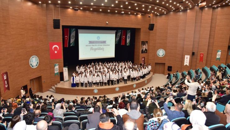 Balıkesir Üniversitesi (BAÜN) Tıp Fakültesi’nde öğrenciler için beyaz önlük giyme töreni düzenlendi