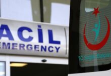 Antalya'nın Kepez ilçesinde bir semt polikliniğinde görevli iki sağlık çalışanı, hasta yakınları tarafından darp edildiklerini ifade etti.