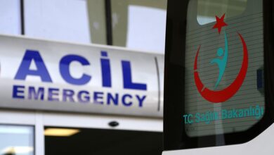 Antalya'nın Kepez ilçesinde bir semt polikliniğinde görevli iki sağlık çalışanı, hasta yakınları tarafından darp edildiklerini ifade etti.