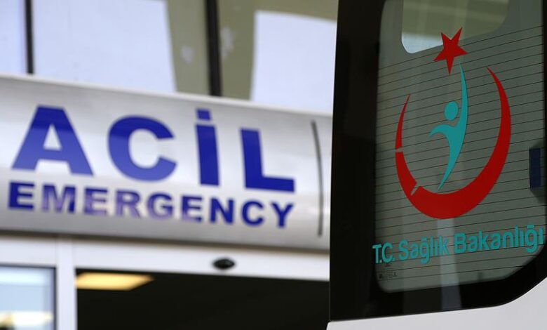 Antalya'nın Kepez ilçesinde bir semt polikliniğinde görevli iki sağlık çalışanı, hasta yakınları tarafından darp edildiklerini ifade etti.