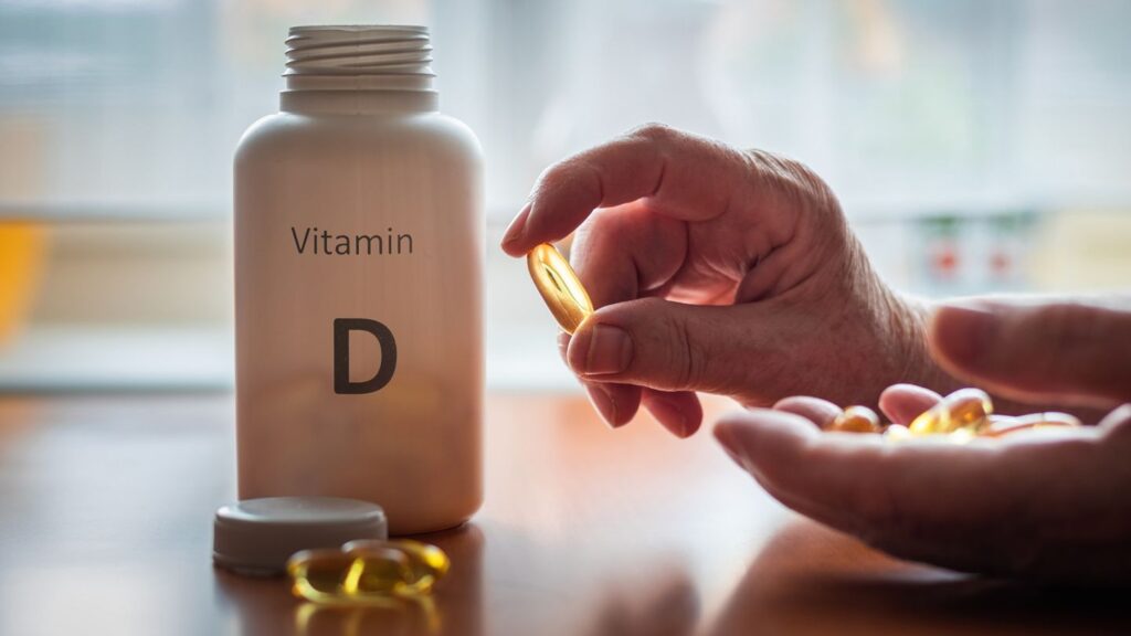 D vitamini sağlıklı bir beden için son derece önemlidir. Bu sebeple pek çok kişi D vitamini eksikliğinin sebeplerini, belirtilerini merak ediyor.