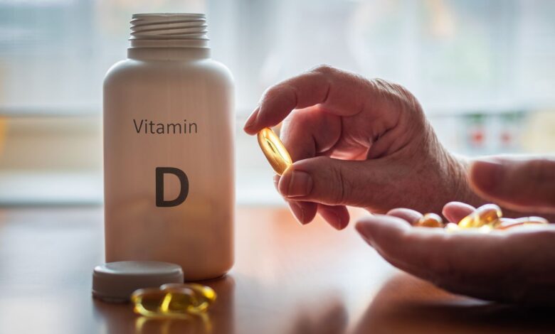 D vitamini sağlıklı bir beden için son derece önemlidir. Bu sebeple pek çok kişi D vitamini eksikliğinin sebeplerini, belirtilerini merak ediyor.