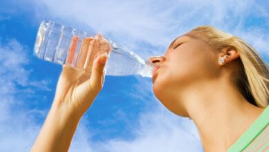 Uzmanlar, sağlıklı bir beden için günde en az 2,5 litre su tüketilmesi gerektiğini ifade ediyor. Peki, fazla su tüketildiğinde vücutta neler oluyor?
