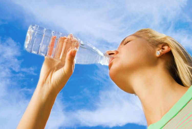 Uzmanlar, sağlıklı bir beden için günde en az 2,5 litre su tüketilmesi gerektiğini ifade ediyor. Peki, fazla su tüketildiğinde vücutta neler oluyor?