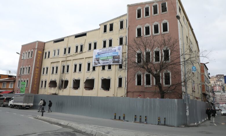 Alibeyköy Haliç Hospital binası yıkılıyor. Eyüpsultan Belediyesi yıkımına başlanan binanın yerine daha modern, daha işlevsel bir proje hazırladı.