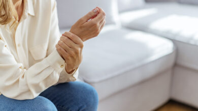 Ev hanımlarında daha sık görülen karpal tünel sendromu erken tedavi edilmezse kalıcı hasara sebep oluyor.