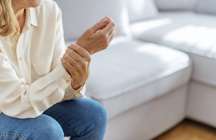 Ev hanımlarında daha sık görülen karpal tünel sendromu erken tedavi edilmezse kalıcı hasara sebep oluyor.
