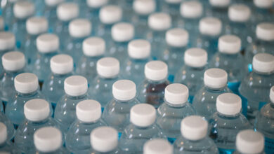 Yapılan bir bilimsel çalışma, pet şişelerde satılan suların binlerce nanoplastik içerdiğini ortaya koydu.