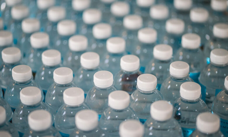 Yapılan bir bilimsel çalışma, pet şişelerde satılan suların binlerce nanoplastik içerdiğini ortaya koydu.