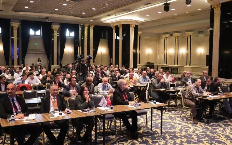 23 ülkeden 150 uzman, Bursa’da buluştu 1 Türkiye Endoskopik Omurga Cerrahisi Derneği'nce düzenlenen Uluslararası Endoskopik Omurga Cerrahisi Sempozyumu, Bursa’da gerçekleştirildi.