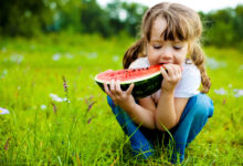 Çocukların sosyal çevresi beslenme alışkanlıklarının kötüleşmesine yol açar. İşte, çocukların sağlıklı beslenme alışkanlığı kazanmasının yolları...