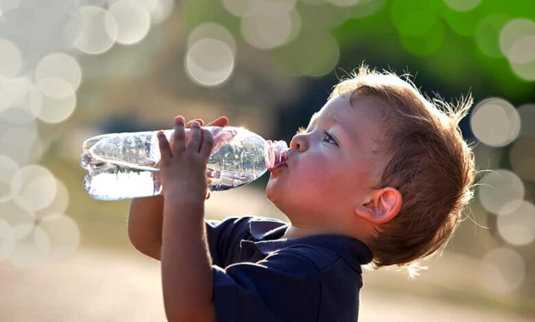 Yaz aylarında litre litre tüketilen su, genellikte kış mevsiminde fazlaca içilmiyor. Peki, sağlıklı bir beden için kim, kaç litre su içmeli?
