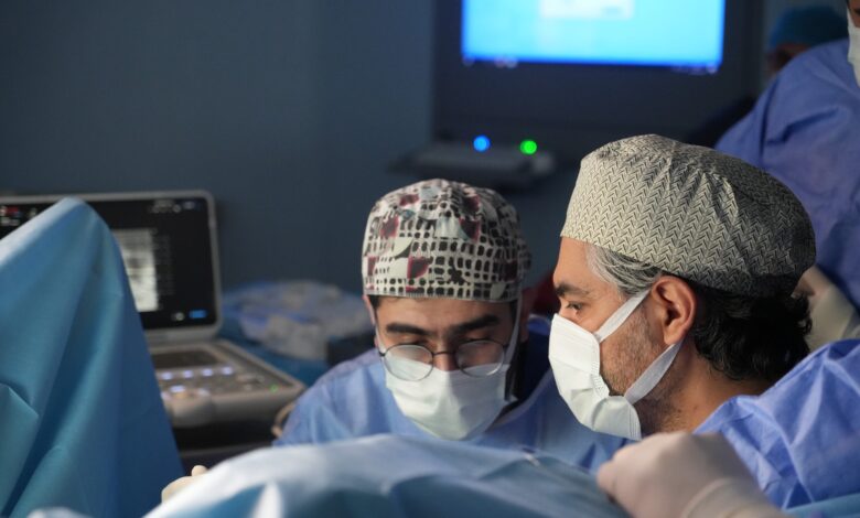 Yabancı ülkelerden gelen pek çok doktor, şehir hastanelerinde yapılan ameliyatları izlemek için sıraya giriyor.