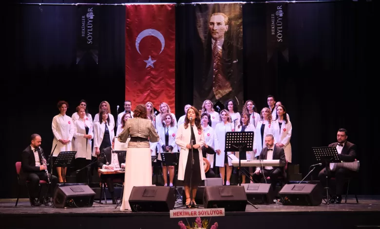 Bursa'da 14 Mart Tıp Bayramı Haftası sebebiyle hekimler, önlükleriyle sahneye çıktı.