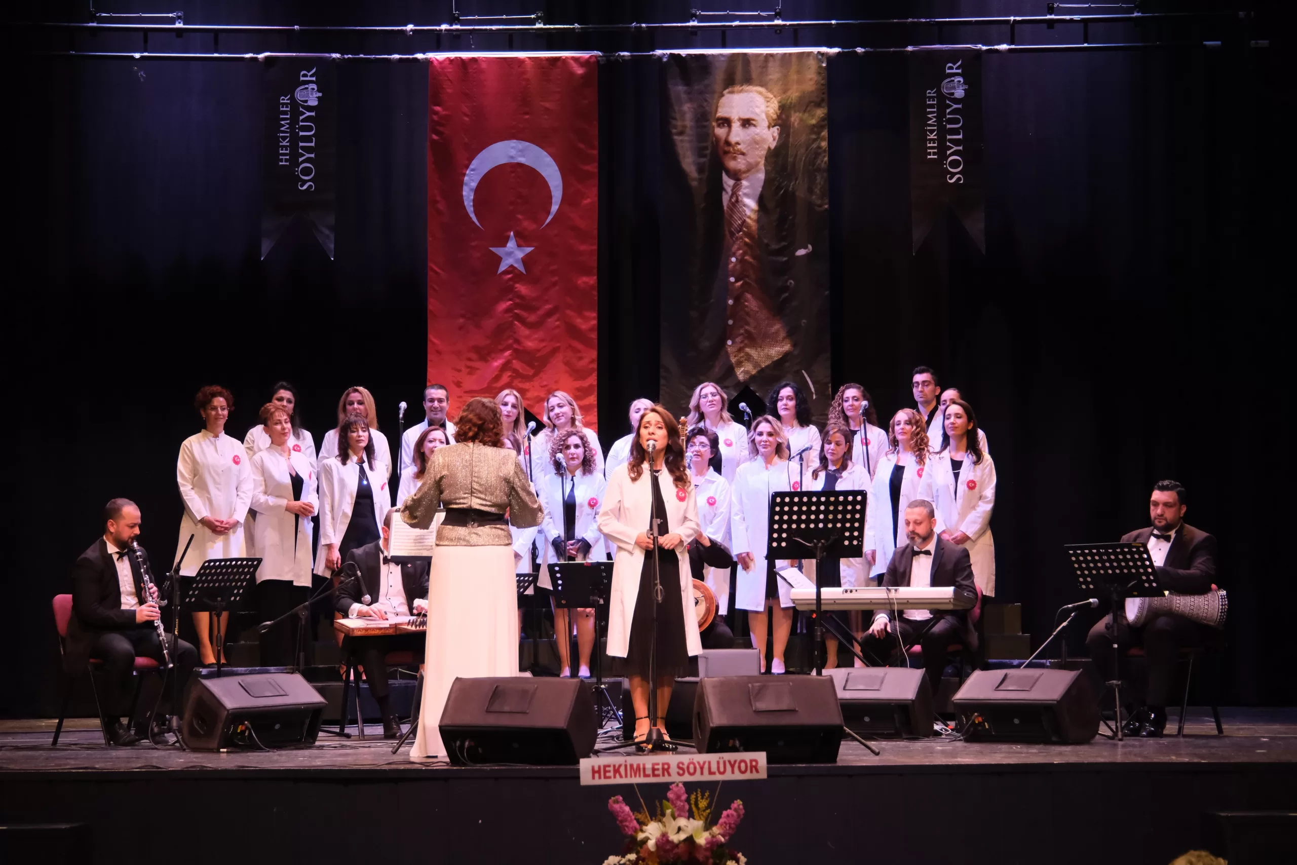 Bursa'da 14 Mart Tıp Bayramı Haftası sebebiyle hekimler, önlükleriyle sahneye çıktı.