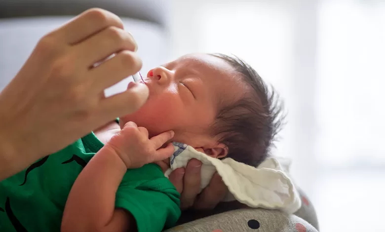 Bebeklerde D vitamini ne zaman başlanmalı? 1 Bebeklerde D vitamini kullanımının önemi ve başlangıç tarihi merak ediliyor. Peki, bebeklerde D vitamini kullanımı kaçıncı ayda başlamalıdır?