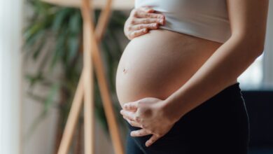 Kadınlar için hamilelik, annelik yolundaki heyecanlı ve yorucu mesainin başlama sürecidir. Kadınların çoğu ilk belirtileri fark edemez bu sebeple gebelik ilerledikçe hamile olduklarından şüphe ederler. Peki, hamileliğin en erken belirtileri nelerdir?