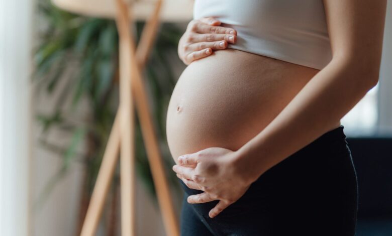 Kadınlar için hamilelik, annelik yolundaki heyecanlı ve yorucu mesainin başlama sürecidir. Kadınların çoğu ilk belirtileri fark edemez bu sebeple gebelik ilerledikçe hamile olduklarından şüphe ederler. Peki, hamileliğin en erken belirtileri nelerdir?