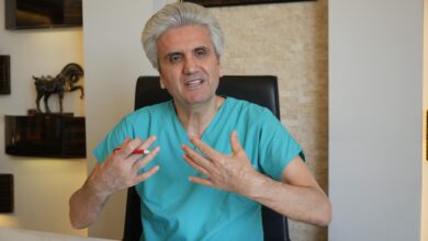 Ünlü estetikçi Prof. Dr. Hayati Akbaş, özellikle havaların ısınmasıyla birlikte bacak estetiğine talebin arttığını belirtti.