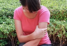 Kalp krizi belirtisi denildiği zaman akla öncelikte ‘sol kol ağrısı’ gelir. Peki, sol kolda yaşanan her ağrı kalp krizi belirtisi midir?