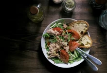 Keto cycling, düşük karbonhidrat diyetine belirli günlerde ara vererek vücudun karbonhidrat alımına uyum sağlamasını hedefler.