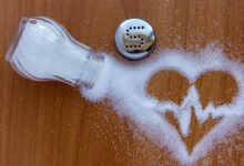 Amerikan Kalp Derneği’ne (AHA) göre birçok kişi günlük önerilen tuz miktarının üzerinde tüketim yapıyor