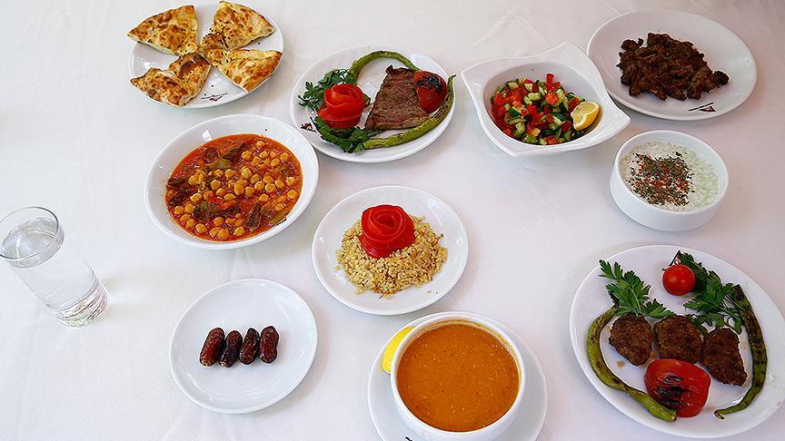 Ramazan ayında oruç tutarken sağlıklı beslenmek, doğru besin seçimleri yapmak ve kilo kontrolünü sağlamak için nelere dikkat edilmeli?