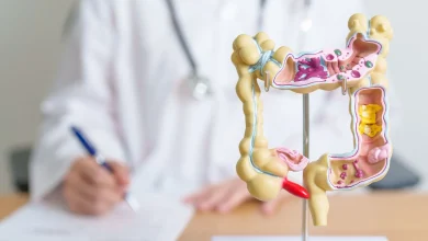 Kanlı dışkı, karın ağrısı, ishal ve kansızlık gibi belirtiler, 50 yaş altındaki bireylerde kolon kanseri riskini ciddi oranda artırabiliyor.