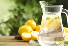 Uzmanlara göre limon suyu, içerdiği C vitamini, antioksidan bileşikler ve sitrik asitle sağlığa önemli katkılar sunabiliyor.