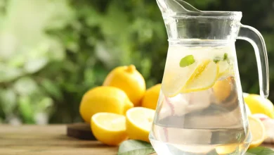 Uzmanlara göre limon suyu, içerdiği C vitamini, antioksidan bileşikler ve sitrik asitle sağlığa önemli katkılar sunabiliyor.