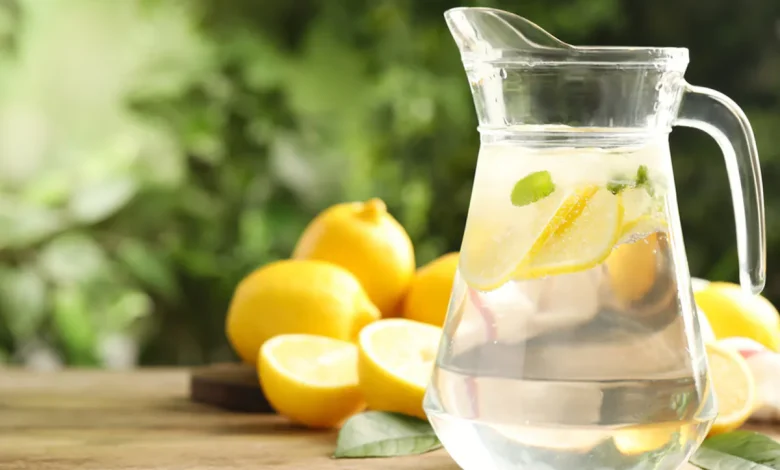 Limon suyu içmek faydalı mı? 1 Uzmanlara göre limon suyu, içerdiği C vitamini, antioksidan bileşikler ve sitrik asitle sağlığa önemli katkılar sunabiliyor.