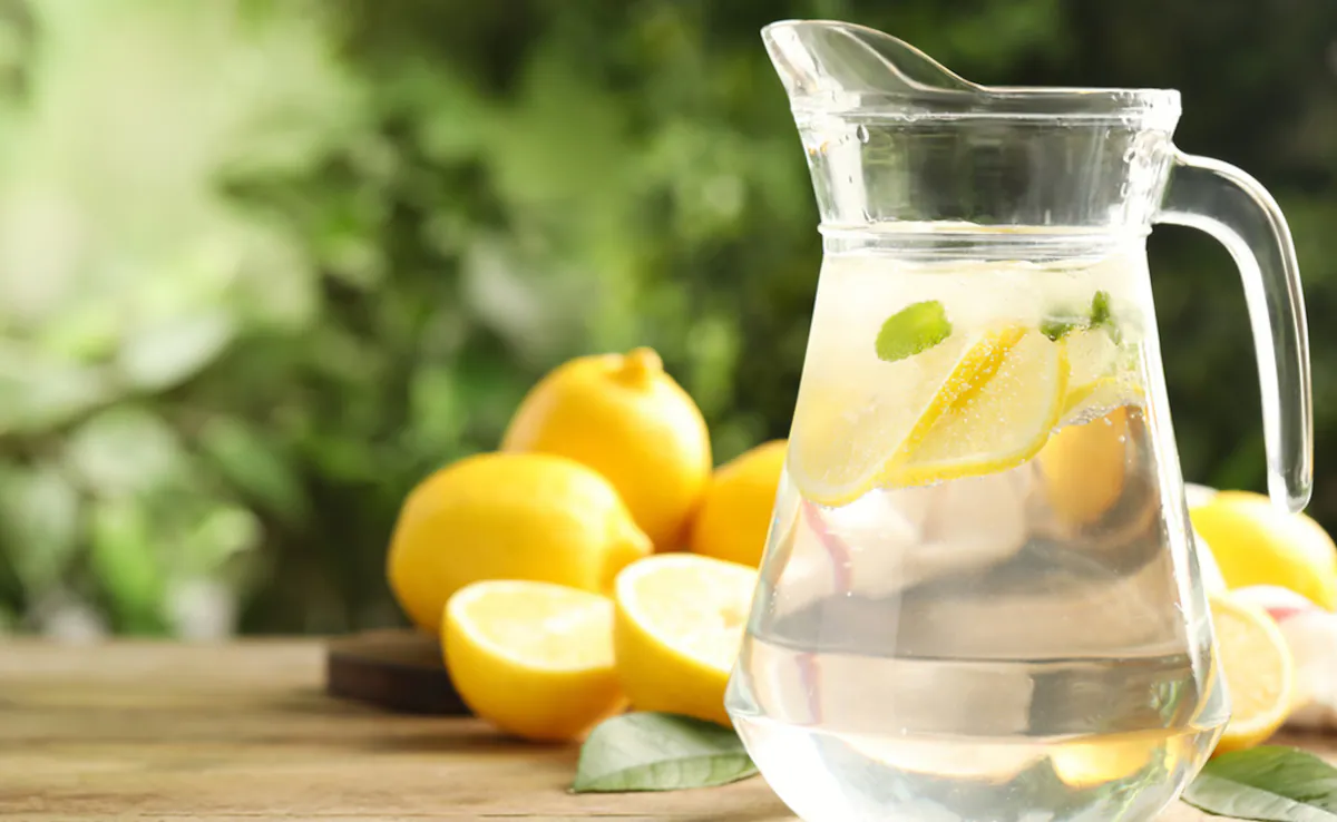 Uzmanlara göre limon suyu, içerdiği C vitamini, antioksidan bileşikler ve sitrik asitle sağlığa önemli katkılar sunabiliyor.