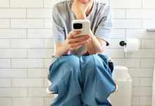 Yeni bir araştırmaya göre, tuvalette akıllı telefon kullananların hemoroid (basur) riski yüzde 46 daha yüksek.