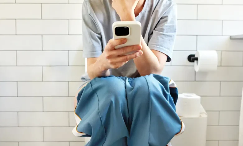 Tuvalette telefonla vakit geçirmek basur riskini artırıyor 1 Yeni bir araştırmaya göre, tuvalette akıllı telefon kullananların hemoroid (basur) riski yüzde 46 daha yüksek.