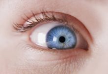 Uzmanlara göre, aniden ortaya çıkan parlak ışık çakmaları, göz retinasında ciddi bir hasarın habercisi olabilir.