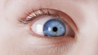 Uzmanlara göre, aniden ortaya çıkan parlak ışık çakmaları, göz retinasında ciddi bir hasarın habercisi olabilir.