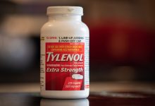 Teksas Başsavcısı Ken Paxton, Tylenol’un hamilelikte kullanımıyla otizm riski arasında bağlantı olduğu iddiasıyla Johnson & Johnson ve Kenvue şirketlerine dava açtı.