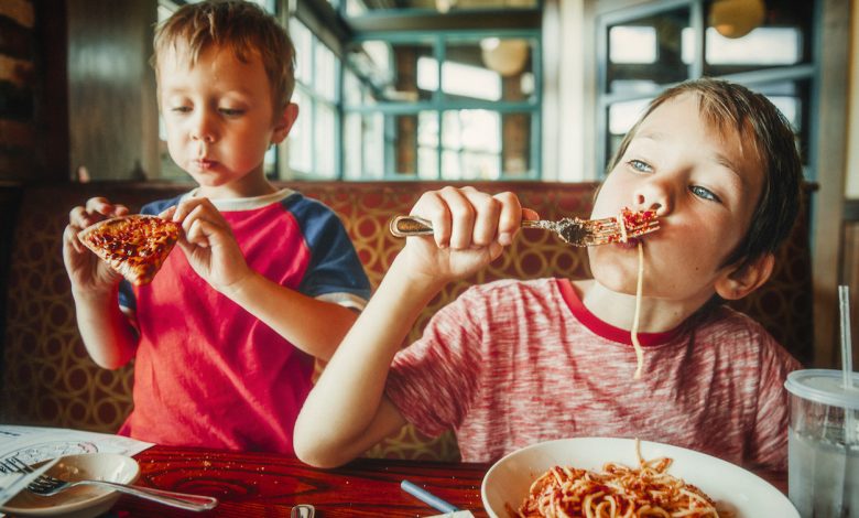 Yanlış saklanan yemekler, hatalı ısıtma alışkanlıkları ve hijyen eksikliği, basit bir mide bulantısından çok daha ciddi bir tabloya dönüşebiliyor. Peki hangi yiyecekler tehlike saçıyor, evde gıda zehirlenmesini nasıl önleyebiliriz?
