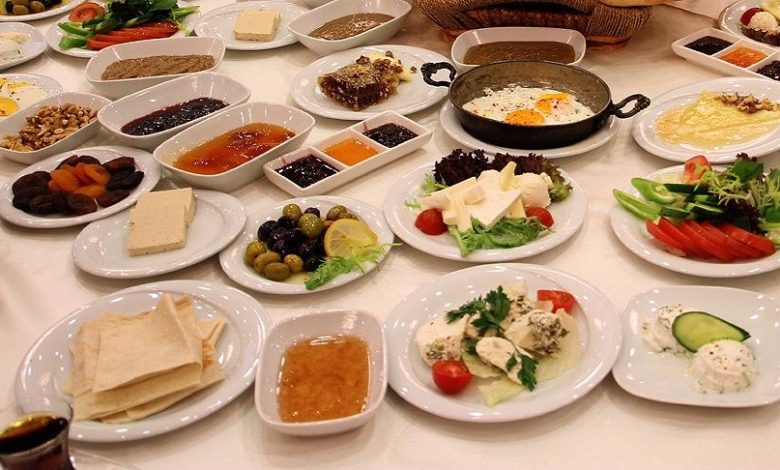 Uzmanlar, Ramazan sonrası beslenmede yapılacak küçük hataların kilo artışından sindirim sorunlarına kadar pek çok probleme yol açabileceğini belirtiyor.