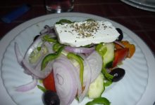 Feta peynirli, domatesli ve zeytinli klasik Yunan salatası